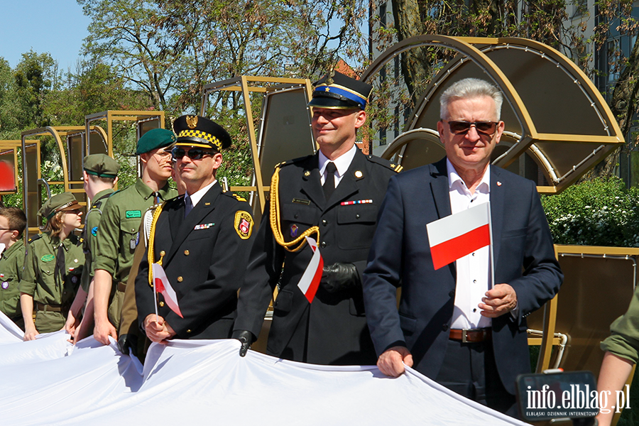 Mieszkacy Elblga przeszli ulicami z 50-metrow flagPolski , fot. 8