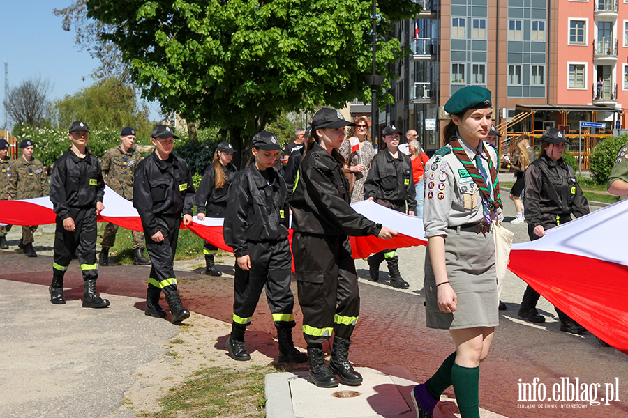 Mieszkacy Elblga przeszli ulicami z 50-metrow flagPolski , fot. 21