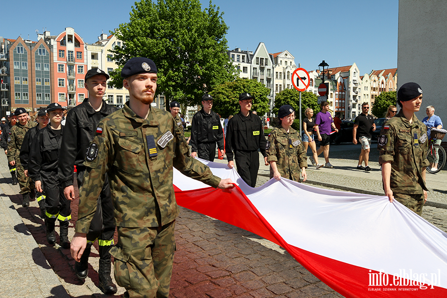 Mieszkacy Elblga przeszli ulicami z 50-metrow flagPolski , fot. 26