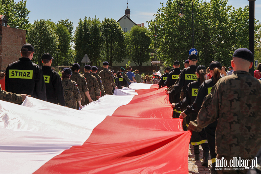 Mieszkacy Elblga przeszli ulicami z 50-metrow flagPolski , fot. 27