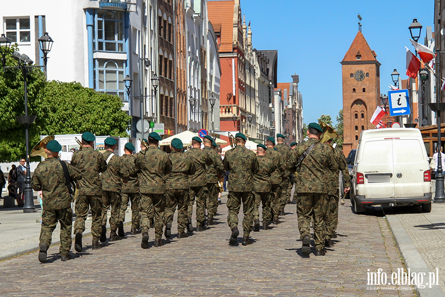 Mieszkacy Elblga przeszli ulicami z 50-metrow flagPolski , fot. 32