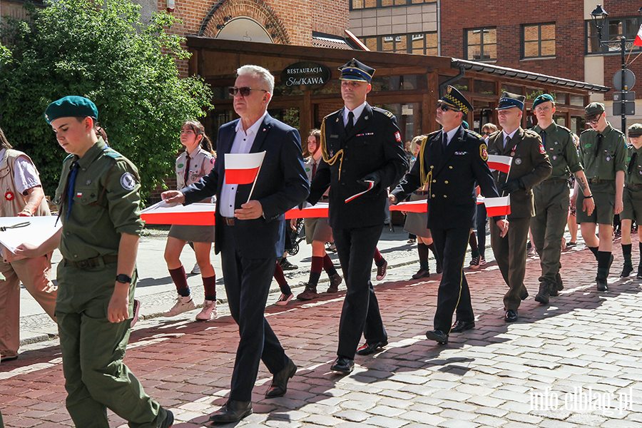 Mieszkacy Elblga przeszli ulicami z 50-metrow flagPolski , fot. 39