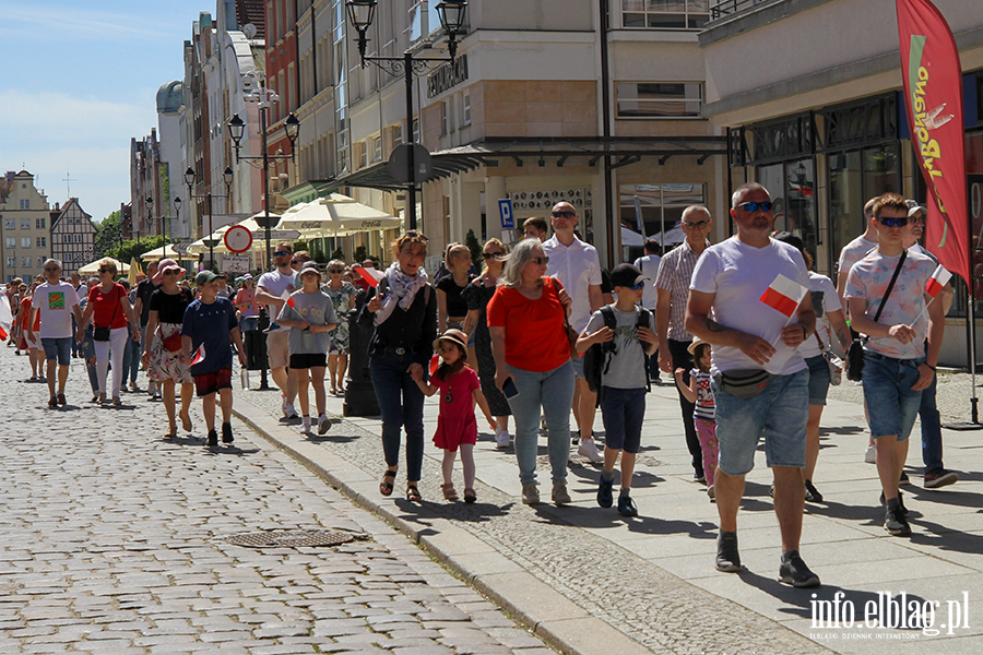 Mieszkacy Elblga przeszli ulicami z 50-metrow flagPolski , fot. 42