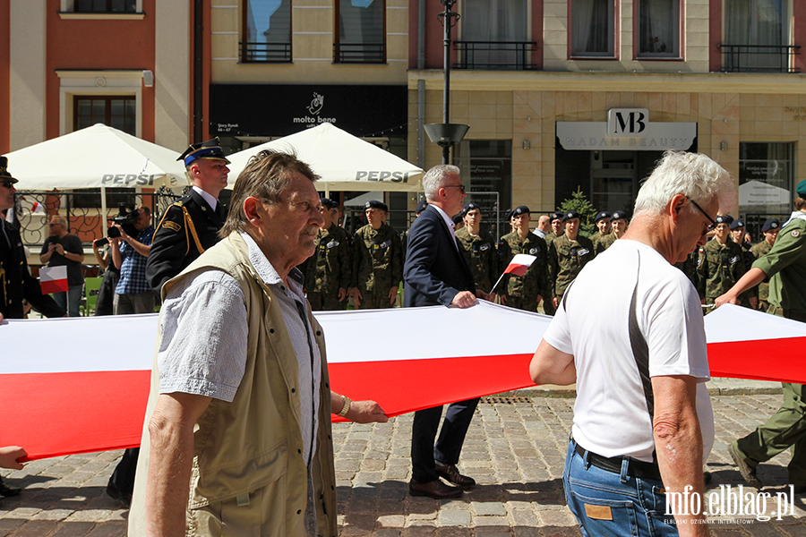Mieszkacy Elblga przeszli ulicami z 50-metrow flagPolski , fot. 44