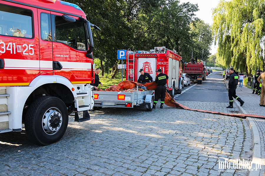 Akcja wydobycia dwch aut z rzeki Elblg. Policja chce ustaliwacicielipojazdw, fot. 1