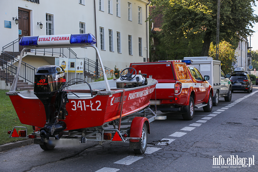 Akcja wydobycia dwch aut z rzeki Elblg. Policja chce ustaliwacicielipojazdw, fot. 3