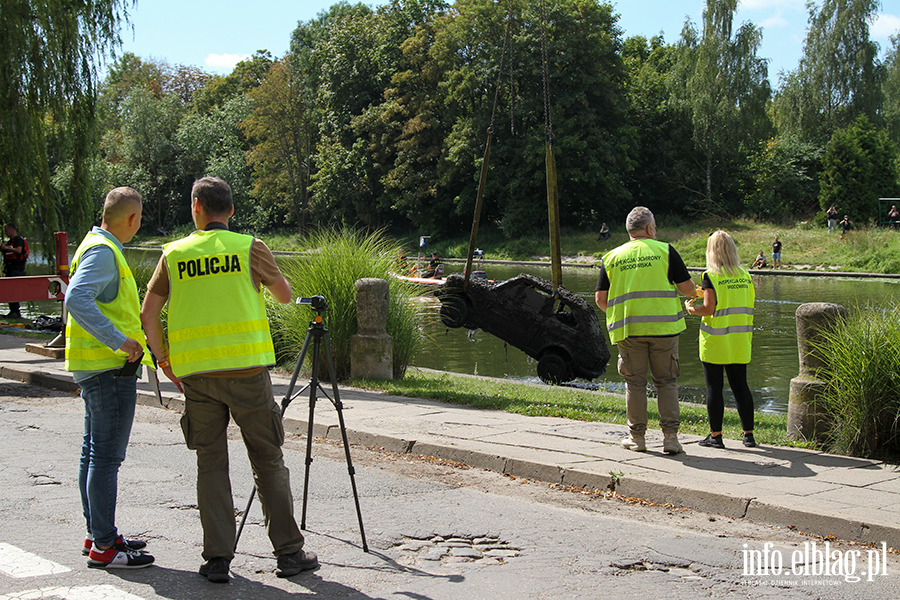 Akcja wydobycia dwch aut z rzeki Elblg. Policja chce ustaliwacicielipojazdw, fot. 42