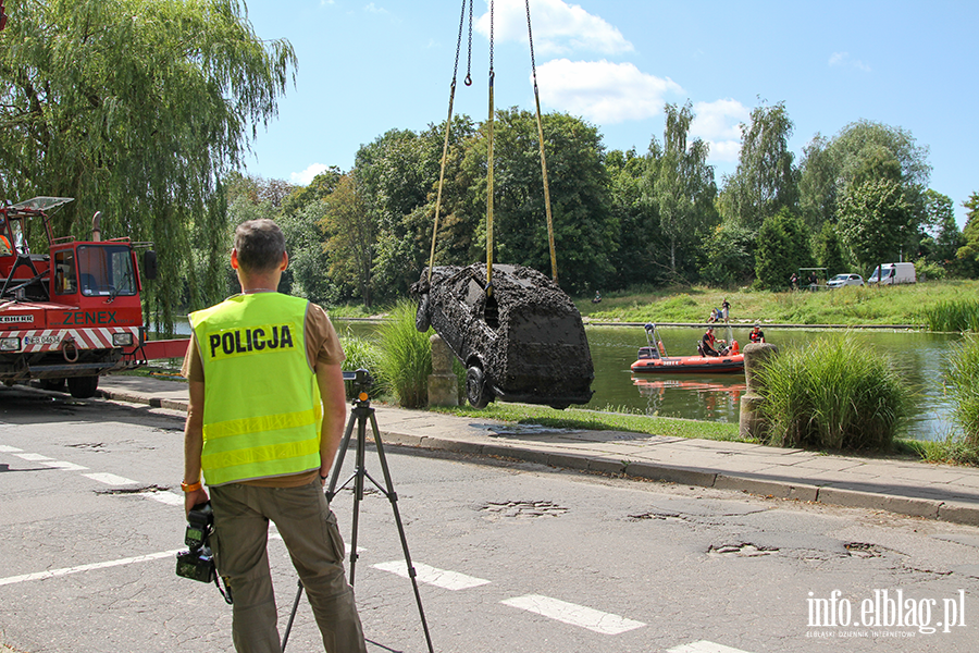 Akcja wydobycia dwch aut z rzeki Elblg. Policja chce ustaliwacicielipojazdw, fot. 45