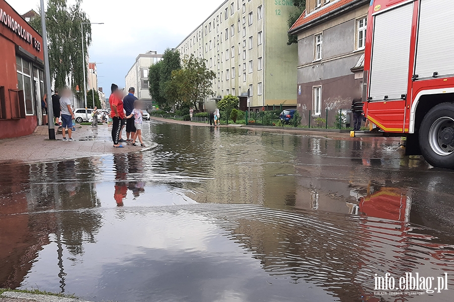 Ulewa nad Elblgiem. Wiele ulic znalazo si pod wod, fot. 15