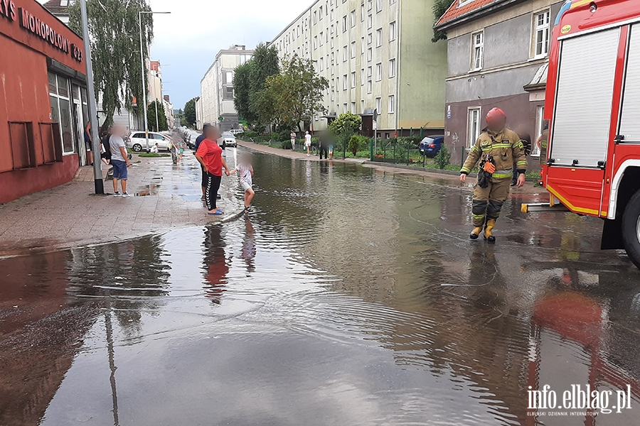 Ulewa nad Elblgiem. Wiele ulic znalazo si pod wod, fot. 16