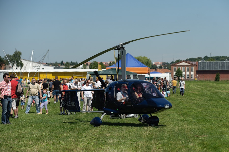 Lotniczy Festyn Rodzinny 2011 na terenie lotniska Aeroklubu Elblskiego, fot. 40