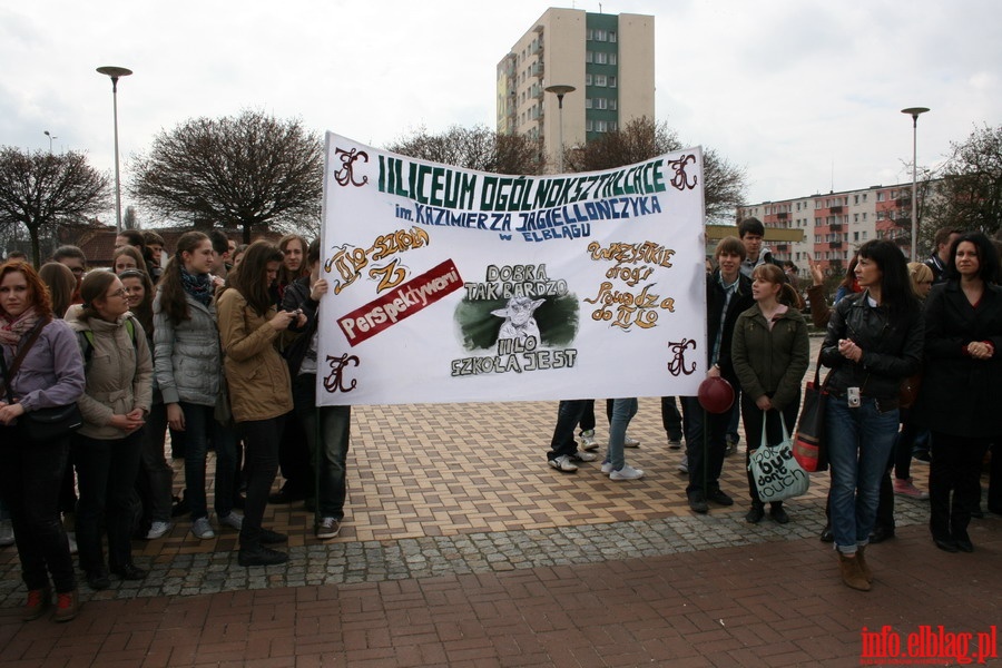 I Miejski Polonez Maturzystw - prezentacja transparentw szk, fot. 1