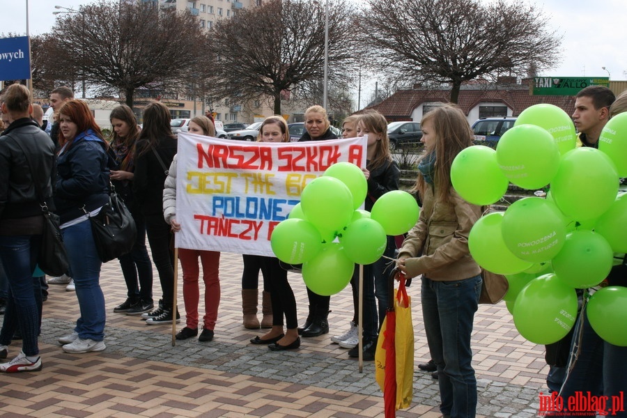 I Miejski Polonez Maturzystw - prezentacja transparentw szk, fot. 2