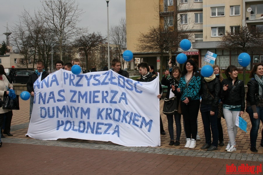 I Miejski Polonez Maturzystw - prezentacja transparentw szk, fot. 3