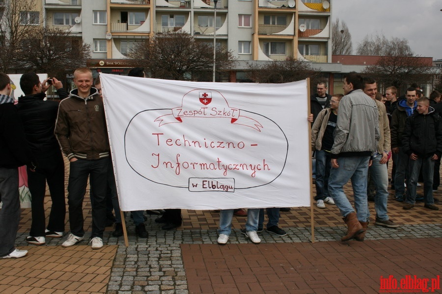 I Miejski Polonez Maturzystw - prezentacja transparentw szk, fot. 6