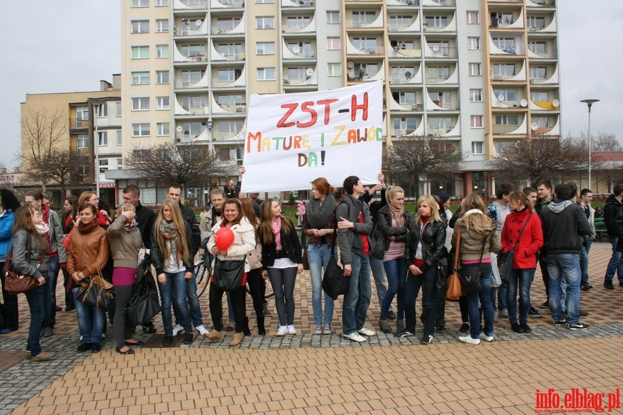 I Miejski Polonez Maturzystw - prezentacja transparentw szk, fot. 8