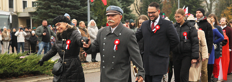 Polonez na ulicach Elblga z okazji Narodowego wita Niepodlegoci (zdjcia)