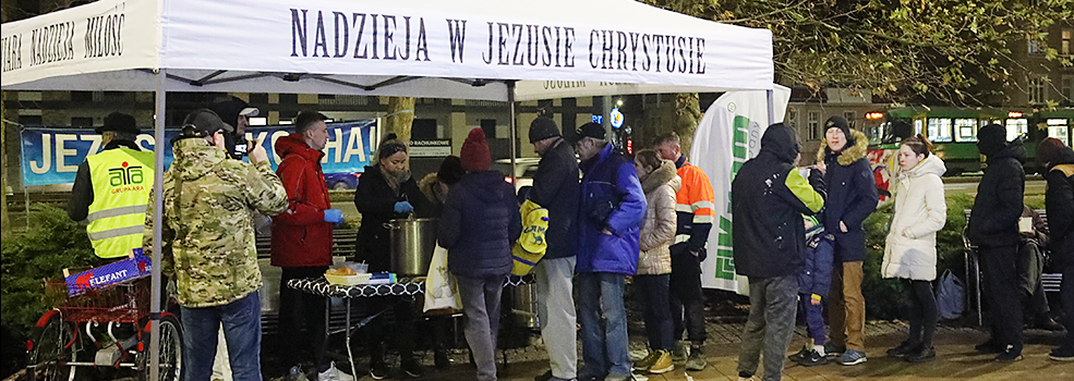 Elblg: Spotkanie na Placu Dworcowym. Podzielili si ywnoci i nadziej 