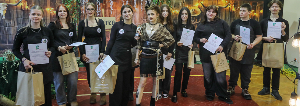 Dziki Zachd na szkolnym wybiegu. Konkurs Super Fryzjer ZSISiU (zdjcia)