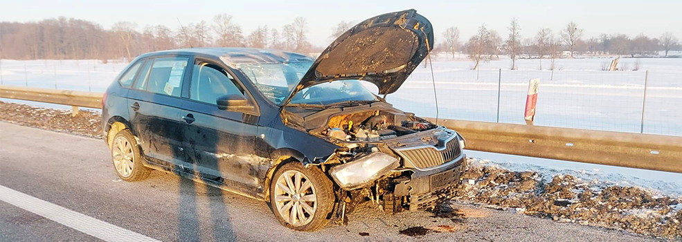 W Adamowie dosz�o do kolizji. "Auto po uderzeniu w  barier� dachowa�o"