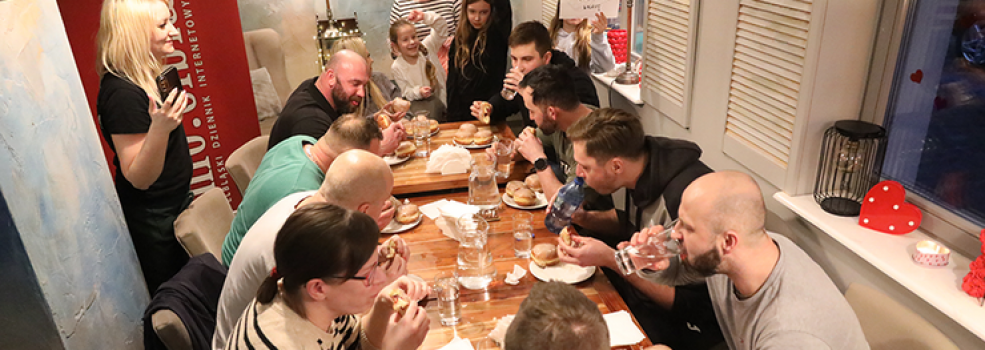 Mateusz B�kowski zjad� 5 p�czk�w w 1min 24 sek!Za nami zawody w jedzeniu p�czk�w