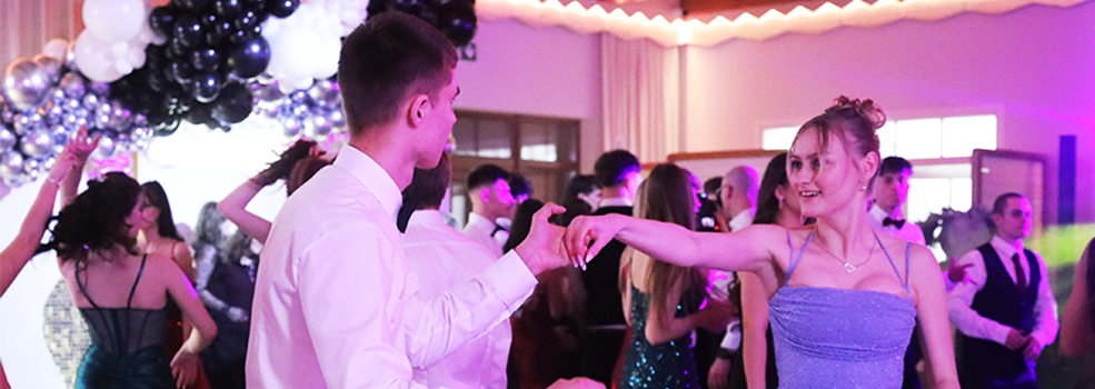 Polonez i zabawa do rana. Trwa studni�wka IV LO w Elbl�gu (zobacz zdj�cia!)