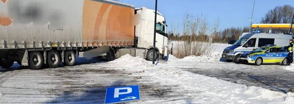 Pijany kierowca ci�ar�wki staranowa� znak i barierki. Kolizja na parkingu 