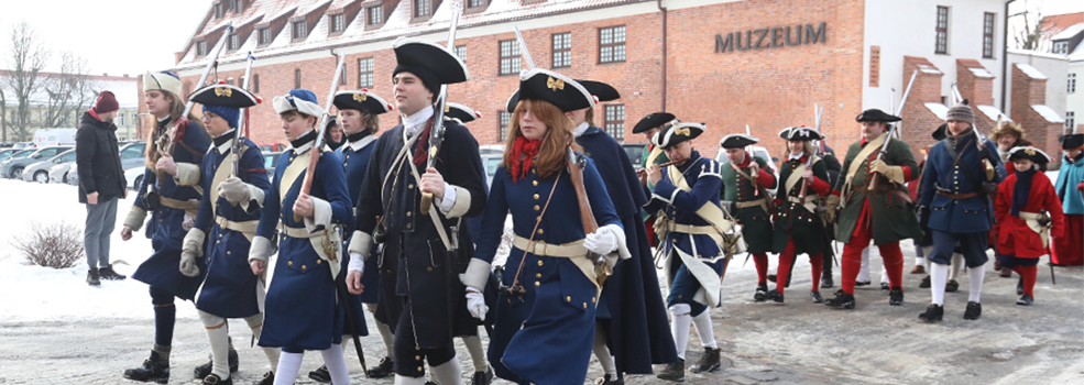 Elbl�g cofn�� si� do 1710 roku (zobacz zdj�cia)