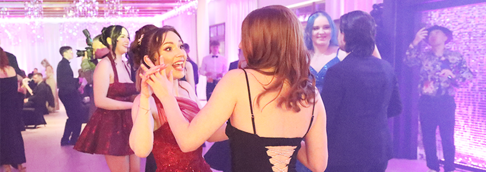 Ostatnia studni�wka w tym sezonie. Tak si� bawi� maturzy�ci ZSEiO (zdj�cia)