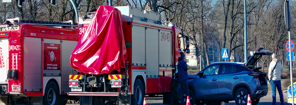 Samoch�d wjecha� w stra� po�arn�. Utrudnienia na Armii Krajowej i 12 Lutego