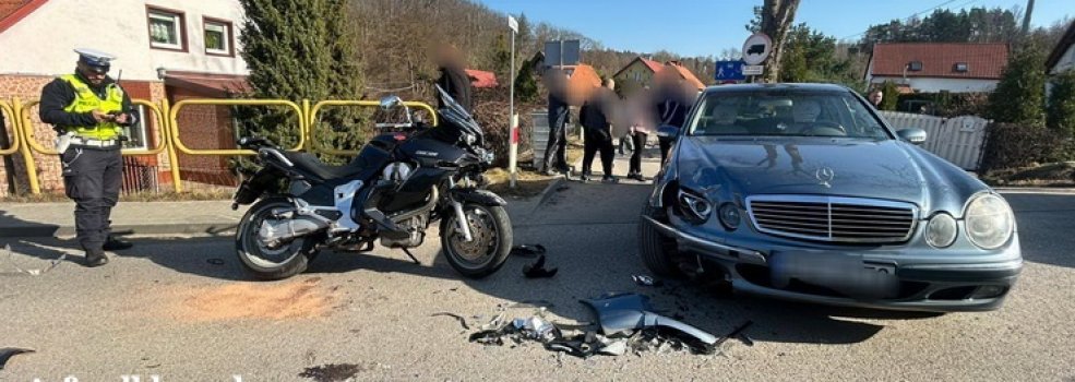 Zderzenia osobowego mercedesa z motocyklem