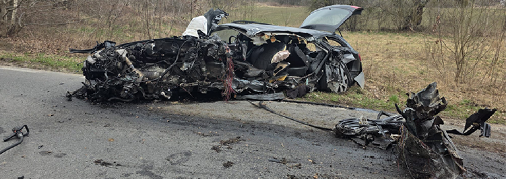 Tragedia pod Przezmarkiem. Audi A6 uderzy�o w drzewo. Kierowca zgin�� na miejscu