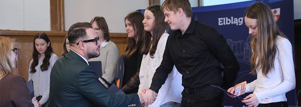 M�odzi zdolni docenieni. Stypendia trafi�y do blisko 300 uczni�w (zdj�cia!)