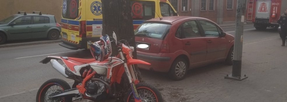 Mickiewicza: Zderzenie auta z motocyklem. 30-latek trafi� do szpitala