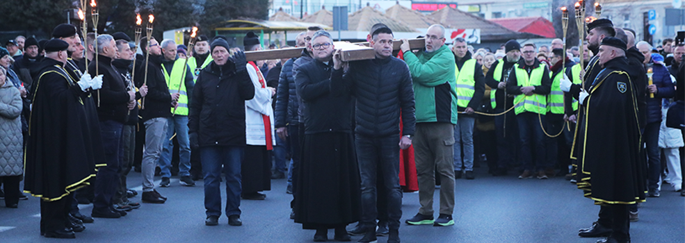 Droga krzy�owa w Elbl�gu. Ulicami miasta przeszed� t�um wiernych (zdj�cia!)