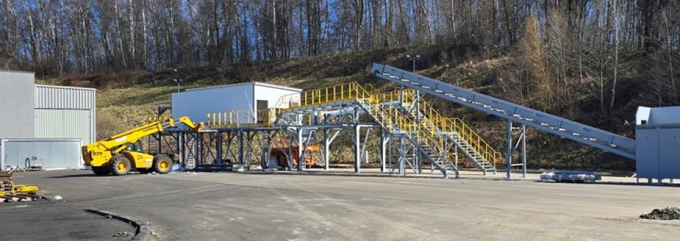 Ruszy�a budowa mobilnej sortowni. Na odbudow� spalonej hali jeszcze poczekamy