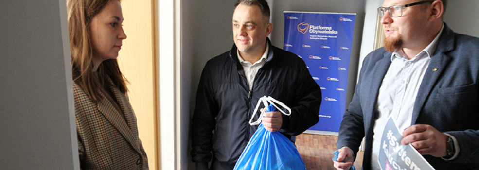 „M�wimy stop systemowi kaucyjnemu”. Poszli z workami butelek do biura pos��w KO