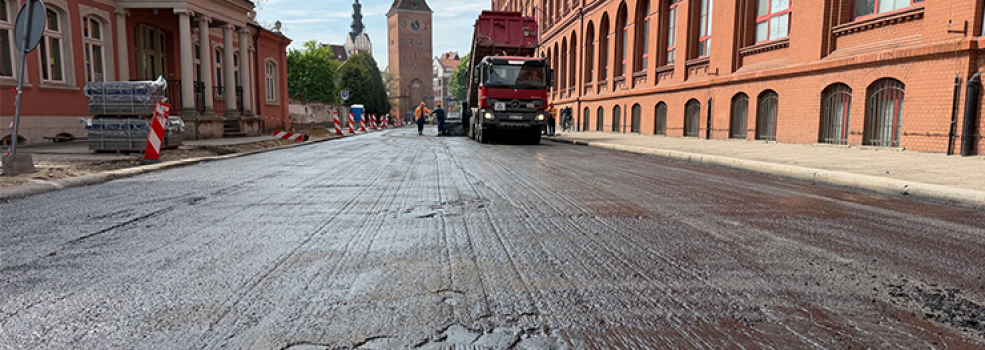 Na ul. Stoczniowej w�a�nie trwa uk�adanie warstwy �cieralnej nawierzchni