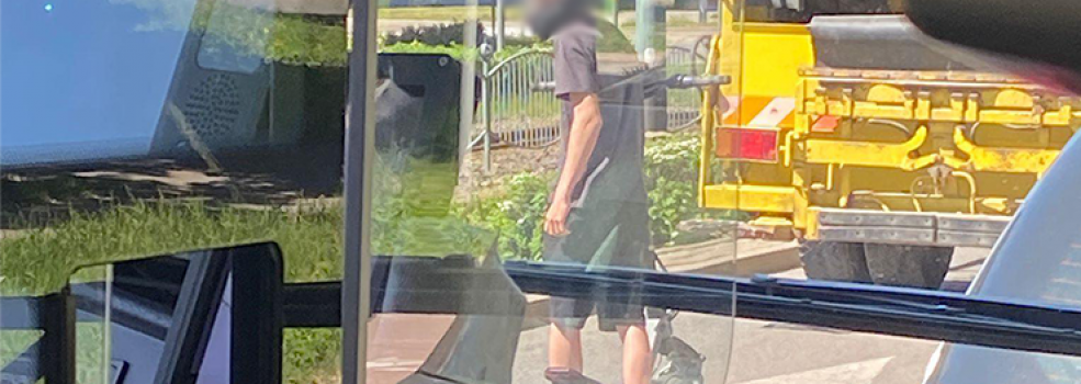 �ciga� si� z autobusem hulajnog� elektryczn�. Nowa zabawa m�odzie�y w Elbl�gu? 