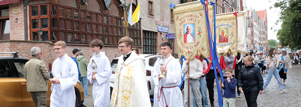 Ulicami Elbl�ga przesz�y procesje Bo�ego Cia�a.Zobacz procesj� na Starym Mie�cie