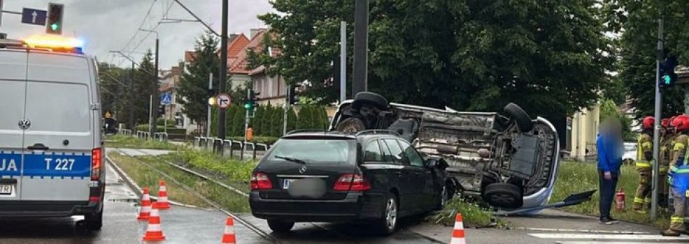 Kolizja na skrzy�owaniu Bema i Mickiewicza. Auto przewr�ci�o si� na bok