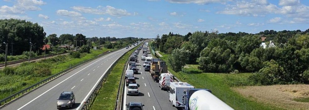 Samoch�d uderzy� w stoj�cego busa. Pas ruchu w kierunku Gda�ska zablokowany