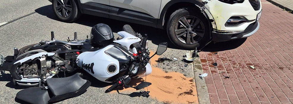 Jeden z�y manewr doprowadzi� do wypadku. Motocyklista trafi� do szpitala