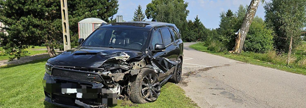 Kolejny nietrze�wy kierowca z Elbl�ga za k�kem. Uderzy� w przydro�ne drzewo