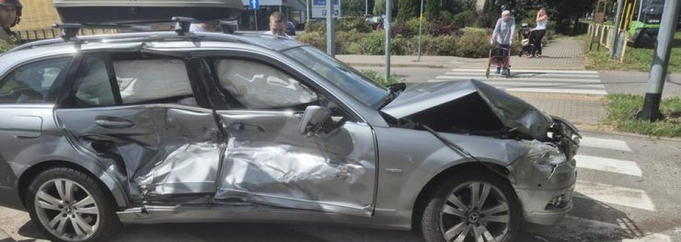 Zderzenie auta z tramwajem. Jedna osoba poszkodowana
