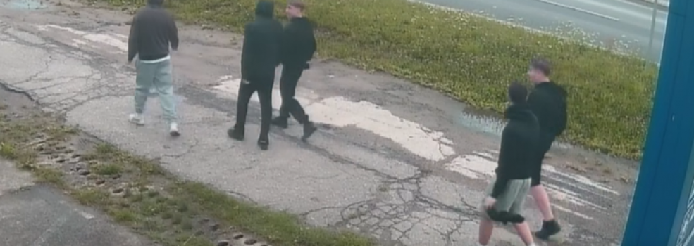 Policja szuka 5�m�odych�m�czyzn, kt�rzy uszkodzili autobus (film)