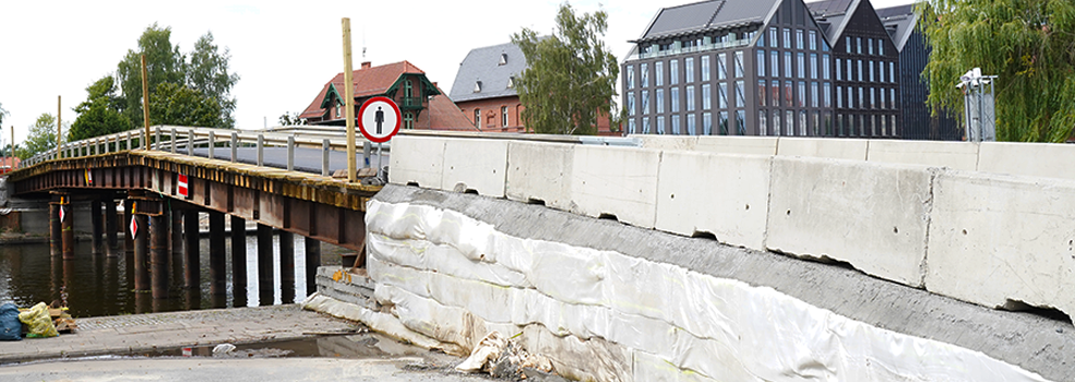 Tymczasowa przeprawa prawie gotowa. Kierowc�w czekaj� utrudnienia