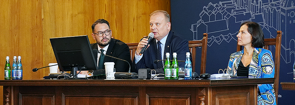 Sp�r o wsp�prac� z Tarnopolem? Radni PiS na znak protestu opu�cili sal�