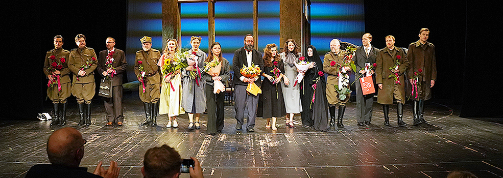  Na scenie spotka�a si� komedia z tragedi�. Za nami premiera „Trzech Si�str” 