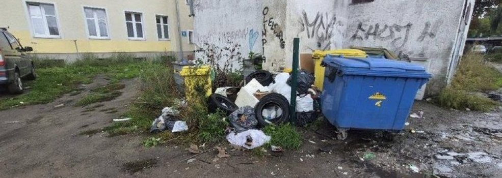 �mieci l�dowa�y na trawnikach i obok kontener�w. Interweniowa�a stra� miejska